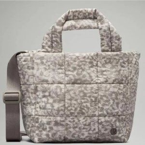 Lululemon QUILTED GRID CROSSBODY 5L LEOPARD WHT OPAL CARBON DUST
